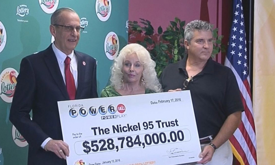 Vợ chồng nhà Smith - chủ nhân sở hữu tấm vé trúng giải độc đắc Powerball ở Florida. (Ảnh: ABC News) 