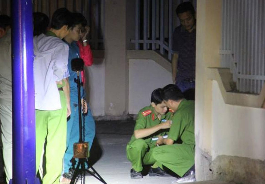 Công an khám nghiệm hiện trường. 