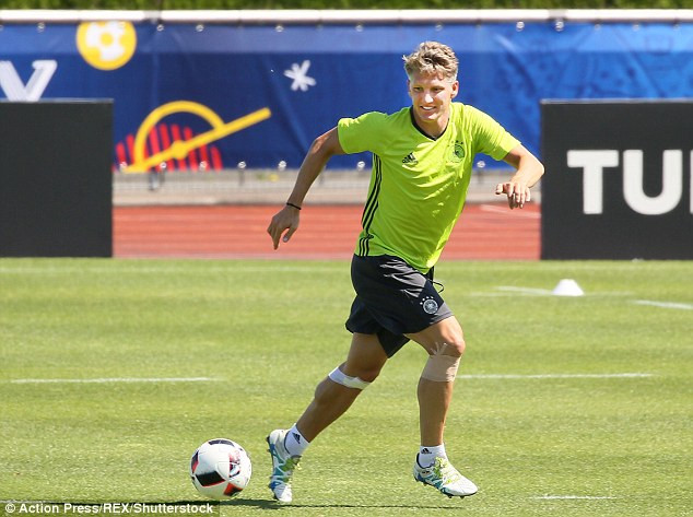 Tuyển Đức hết lo chuyện 'rắn mất đầu' ở bán kết