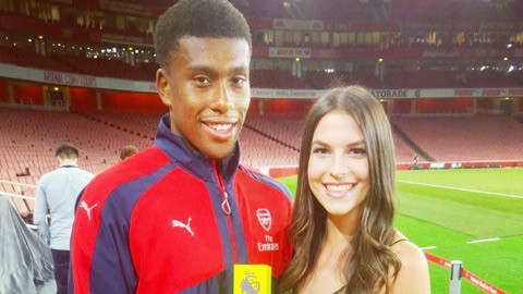 Nữ MC hứa mặc áo tắm siêu nhỏ nếu Arsenal… vô địch