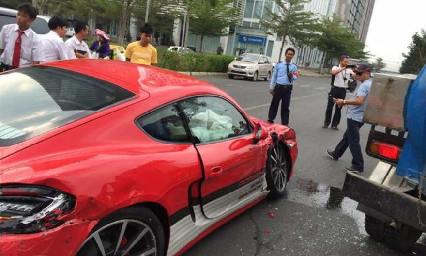 Porsche bạc tỷ “rách hông” sau cú đâm xe bồn