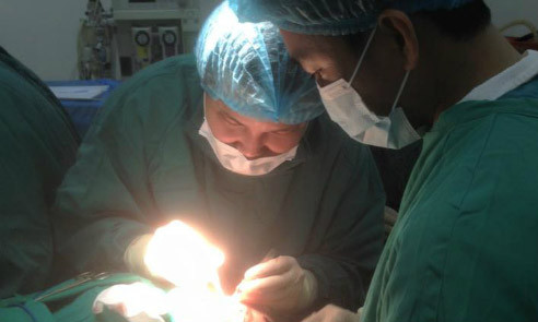 Bác sĩ tiến hành phẫu thuật cho bệnh nhi. Ảnh: Vũ Hùng. 