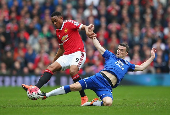 Martial xé lưới Everton, M.U áp sát top 4