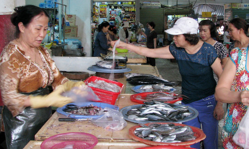 Người dân và tiểu thương hào hứng với những điểm bán cá sạch. Ảnh: Đ.X. 