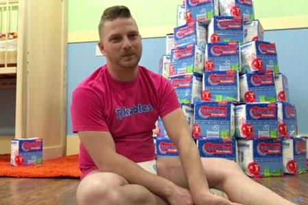 John đóng bỉm suốt ngày trong 14 năm qua. Ảnh: eveyo. 