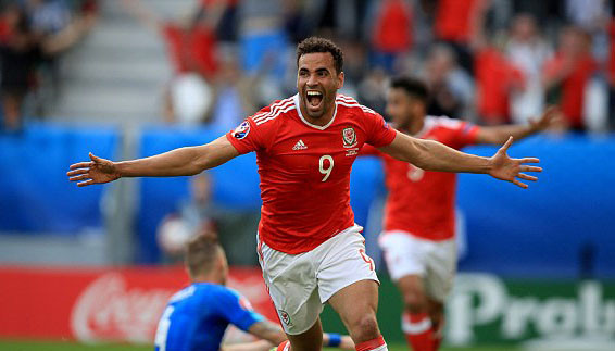 Robson Kanu ghi bàn thắng ấn định chiến thắng 2-1 cho xứ Wales.