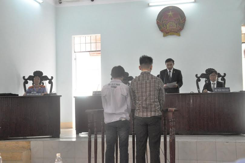 Hai bị cáo cúi đầu nghe tòa tuyên án.