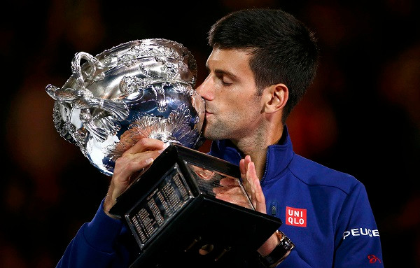 Djokovic bên chiếc Cup vô địch Australia Mở rộng lần thứ sáu. Ảnh: Reuters. 