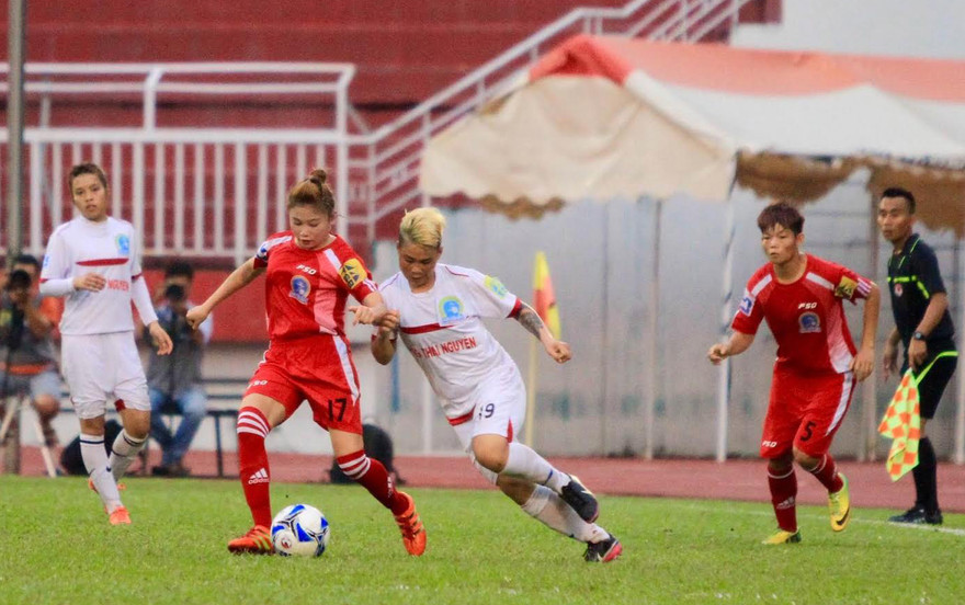 Một pha bóng trong trận Sơn La gặp TNG Thái Nguyên.