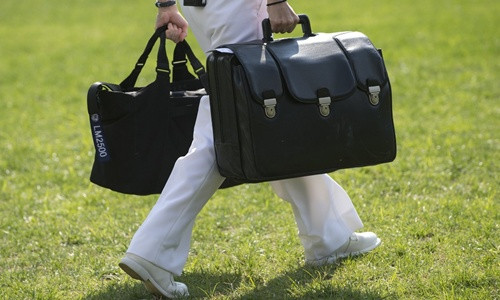 Chiếc cặp hạt nhân là vật bất ly thân, không bao giờ nằm ngoài tầm với của tổng thống Mỹ. Ảnh: CNN 