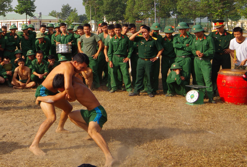 Lính Đặc công đấu vật vui xuân
