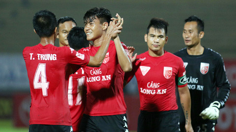 Thắng trận 1-0, Long An trở thành đội bóng cuối cùng có suất dự V.League mùa tới. 