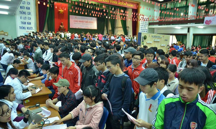 Hội trường ĐH Bách Khoa chật kín người đăng ký hiến máu. Ảnh: Thanh Hà