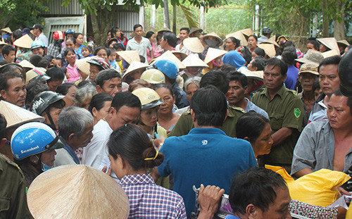 Hơn nghìn người nhận quà của gia đình chị Đào. Ảnh: A.X 