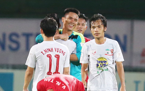 Thắng trận thứ tư liên tiếp, các cầu thủ HAGL đã chắc suất trụ hạng. Ảnh: Đức Đồng.
