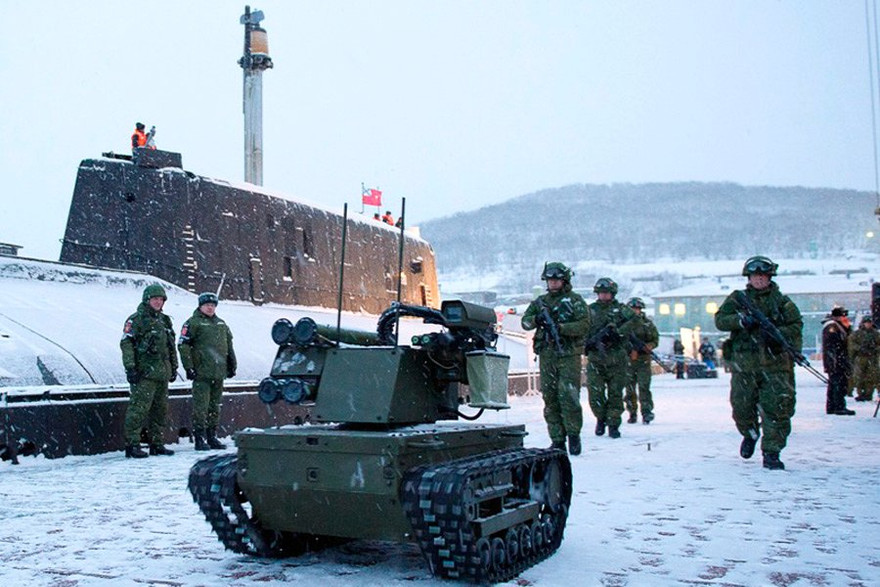 Platforma-M là robot tự hành điều khiển từ xa, được trang bị một súng máy PKM cỡ nòng 7,62 mm và 4 tên lửa chống tăng. 