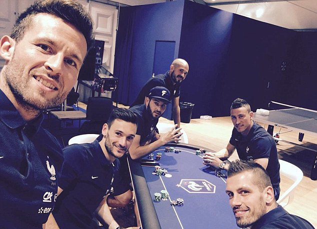 Cầu thủ Pháp... chơi bài chờ 'đòi nợ' Đức