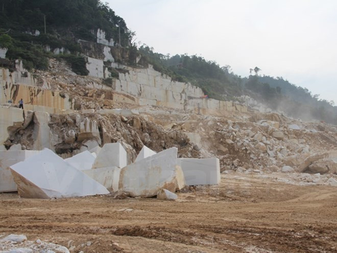 Khai thác đá hoa trắng tại Yên Bái. Ảnh: Vietnam+