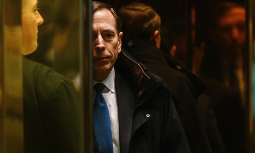 Ông David Petraeus xuất hiện tại Tháp Trump. Ảnh: Reuters