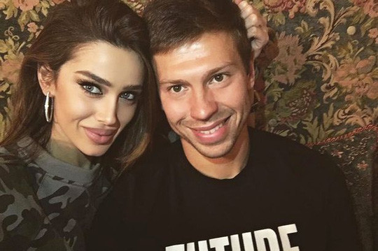 Bạn gái và tiền đạo Nga Fedor Smolov 