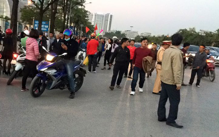 Hai tiếng trước khi diễn ra trận bán kết lượt về, rất nhiều CĐV đã tới sân Mỹ Đình để chờ đợi theo dõi trận đấu.