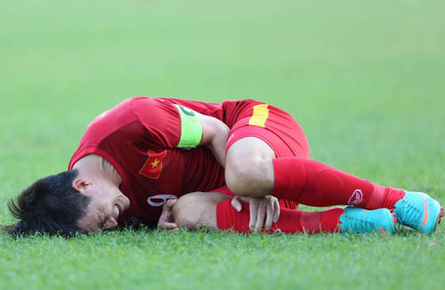 Công Vinh đau đớn nằm sân sau pha vào bóng ác ý của đối phương. Ảnh: Đức Đồng 