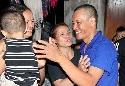 Thuyền viên Hạ vui vầy bên người thân khi trở về.