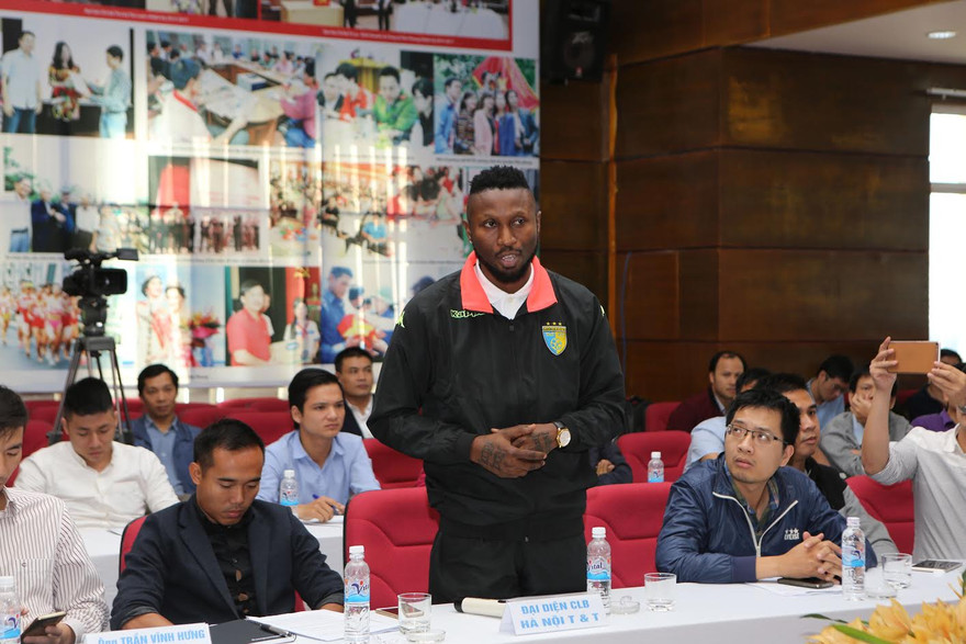 Hoàng Vũ Samson trong buổi họp báo Siêu Cup 2016. Ảnh: Như Ý