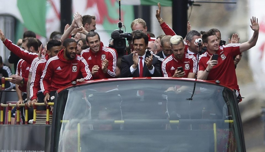 Đội tuyển xứ Wales hồi hương như những người hùng.