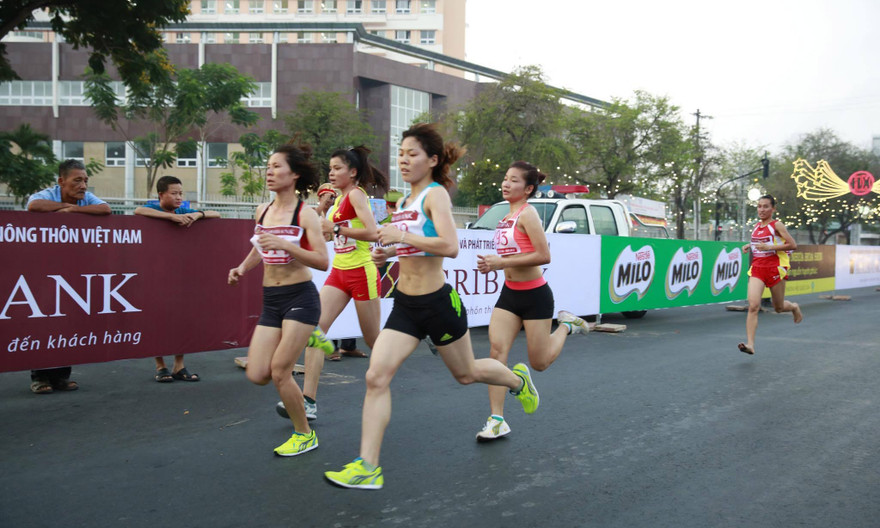 Các VĐV trên đường đua tuyển nữ 5km. Ảnh: Hồng Vĩnh.