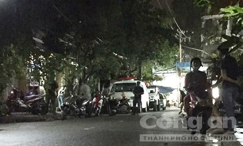 Đường vào hiện trường được phong tỏa để cơ quan chức năng tiến hành điều tra. 