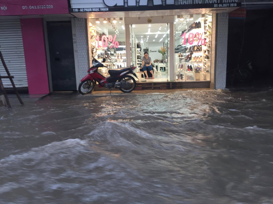 Phố Phạm Ngọc Thạch (Hà Nội), nước ngập sâu từ 20-30 cm. Ảnh Nguyễn Hoàn.