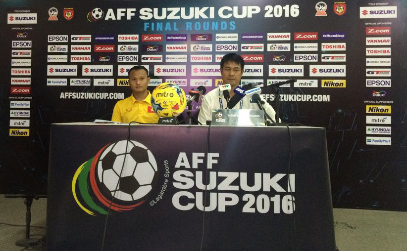 Trọng Hoàng và HLV Nguyễn Hữu Thắng trong buổi họp báo sau trận đấu. Ảnh: Nguyên Phong