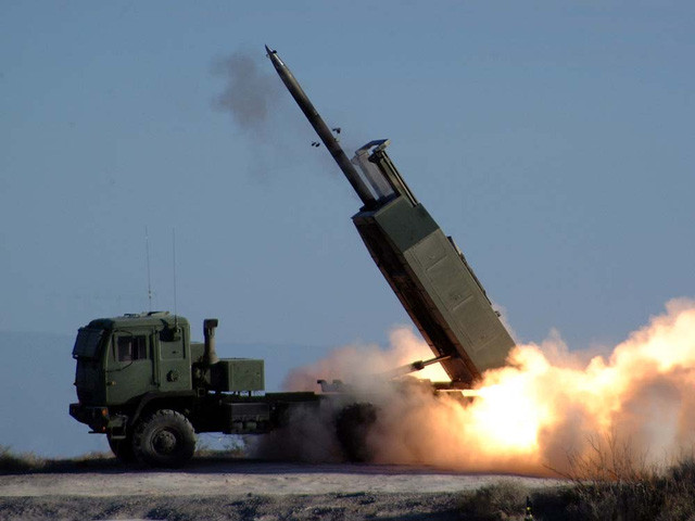 Tên lửa tầm xa từ hệ thống HIMARS. (Ảnh: AFP) 