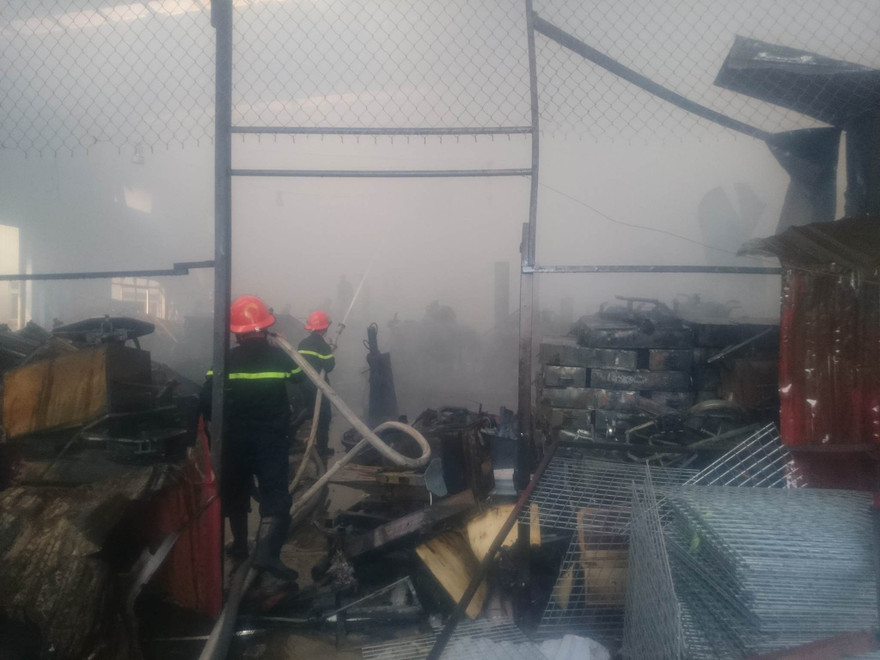 Vào khoảng 10h hôm nay (2/12) tại khu vực nhà nhà kho rộng 2.000 m2 chứa đồ gỗ, cáp điện của công ty CP thương mại và dịch vụ trang trí GEE nằm trong khu công nghiệp Ngọc Hồi.