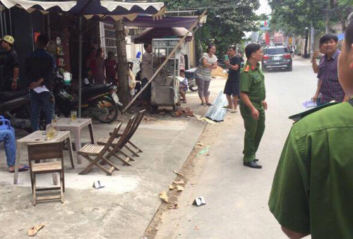 Cảnh sát khám nghiệm hiện trường vụ nổ súng. Ảnh: Q.T