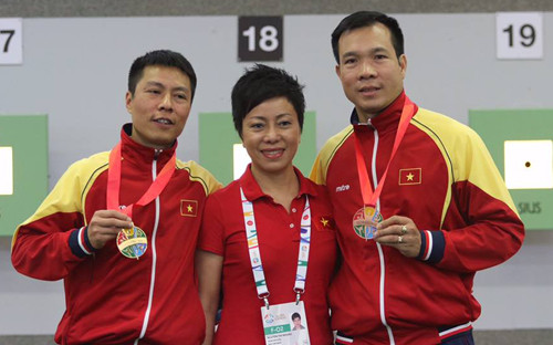 HLV Nguyễn Thị Nhung (giữa) đã có 37 năm gắn bó với bắn súng. 