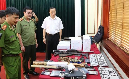 Ông Phạm Ngọc Thưởng, Chủ tịch UBND tỉnh Lạng Sơn (áo trắng) ghi nhận chiến công của CA Lạng Sơn Ảnh: Thủy Quyên