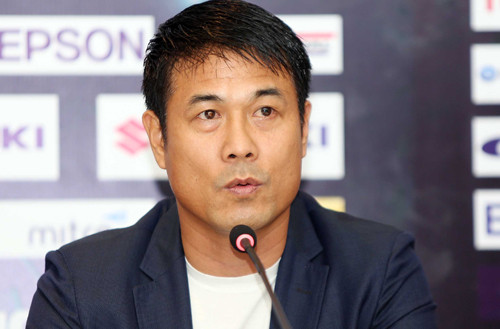 HLV Hữu Thắng không nói về tấm vé bán kết trong buổi họp báo chiều 19/11.