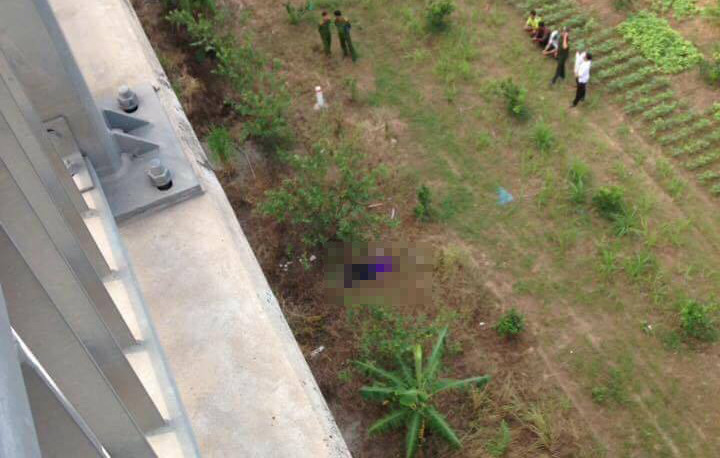 Cơ quan chức năng đang phong tỏa hiện trường, khám nghiệm tử thi. Ảnh: Otofun