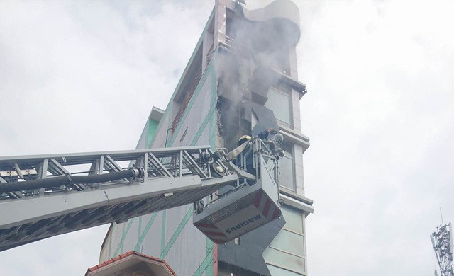 Quán karaoke 7 tầng bất ngờ phát hoả, khói lửa bốc ngùn ngụt