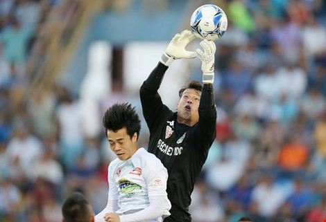 Văn Toàn bế tắc trước hàng phòng ngự già dặn của B. Bình Dương. Ảnh: Pháp luật TP.HCM. 