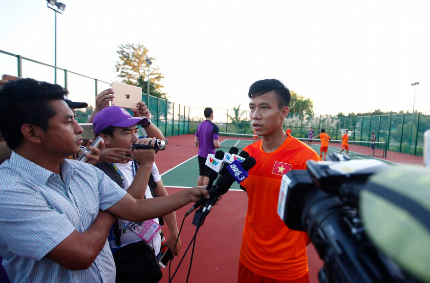 Quế Ngọc Hải trả lời phỏng vấn báo chí.