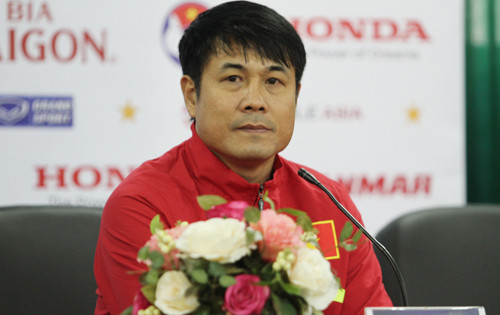 HLV Hữu Thắng tiếc nuối khi buộc phải loại Văn Quyết khỏi tuyển Việt Nam. Ảnh: Vnexpress