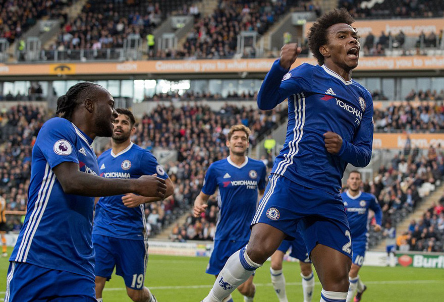 Willian và các đồng đội ở Chelsea ăn mừng bàn thắng mở tỷ số. 