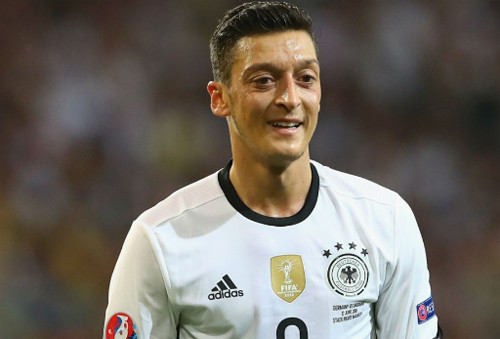 Ozil chọn cách "đáp lễ" đồng đội qua truyền thông. Ảnh: Reuters