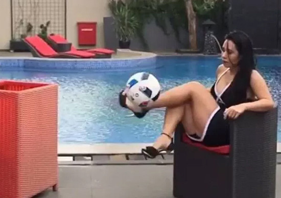 Người đẹp Brazil diện váy ngắn tâng bóng siêu phàm