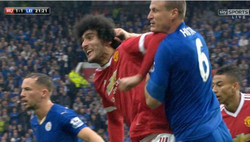 Tình huống va chạm giữa Fellaini và Huth. 
