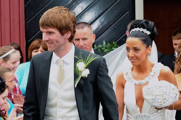 Tuyển thủ Bắc Ireland bỏ EURO để chăm vợ u não