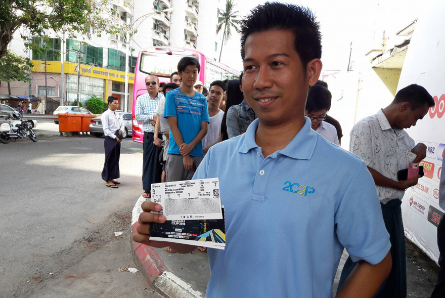 Một CĐV khoe tấm vé vừa mua được.